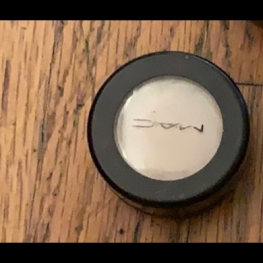 Mac Vanilla eyeshadow